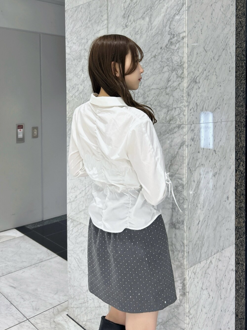 ホワイト系のシャツ/ブラウス、その他のスカート、ブラック系のブーツを着用したレディースの春コーディネートの10枚目の写真