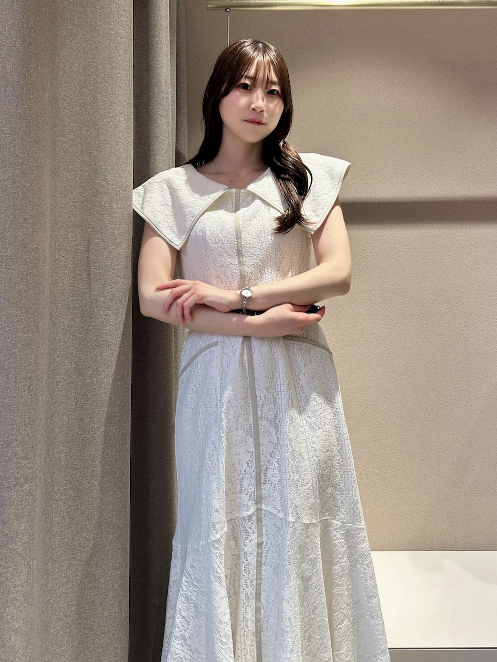 ホワイト系のワンピース、ホワイト系のサンダル、ブラック系のかごバッグを着用したレディースの夏コーディネートの7枚目の写真