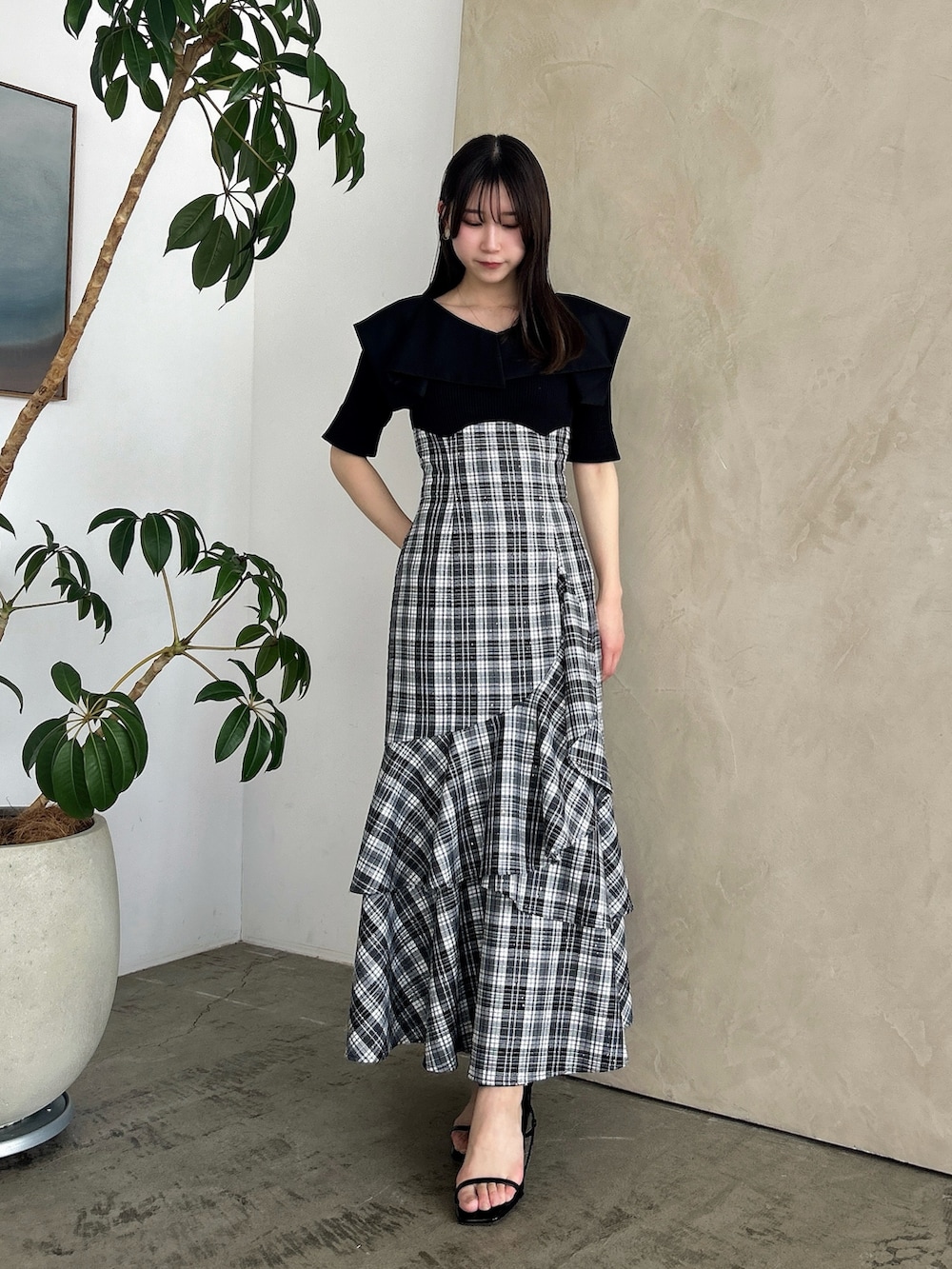 「dazzlin、ダズリン、低身長コーデ、春服、春服コーデ、ロングワンピース、ドッキングワンピ、コルセット、フリル、チェック、チェックワンピース、ワントーンコーデ、モノトーンコーデ、サンダル、デートコーデ」｜「dazzlinのラッフルマーメイドコンビワンピース（ワンピース、ブラック系）」を使った、kahoさん（レディース・154cm）の春コーディネートの2枚目の写真