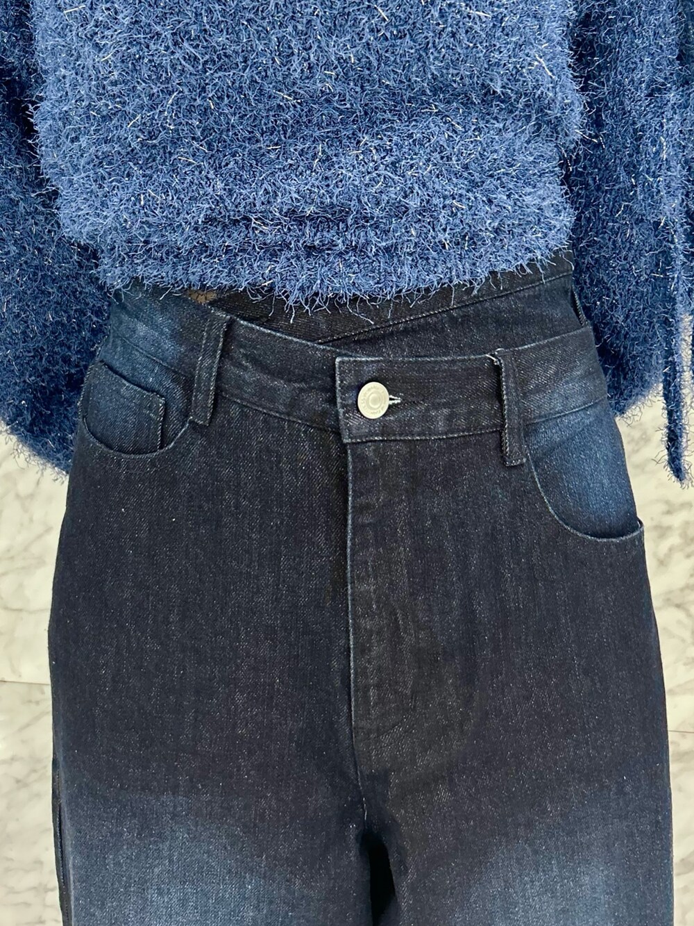 ブルー系のニット/セーター、ブルー系のデニムパンツ、ホワイト系のパンプスを着用したレディースの夏コーディネートの9枚目の写真