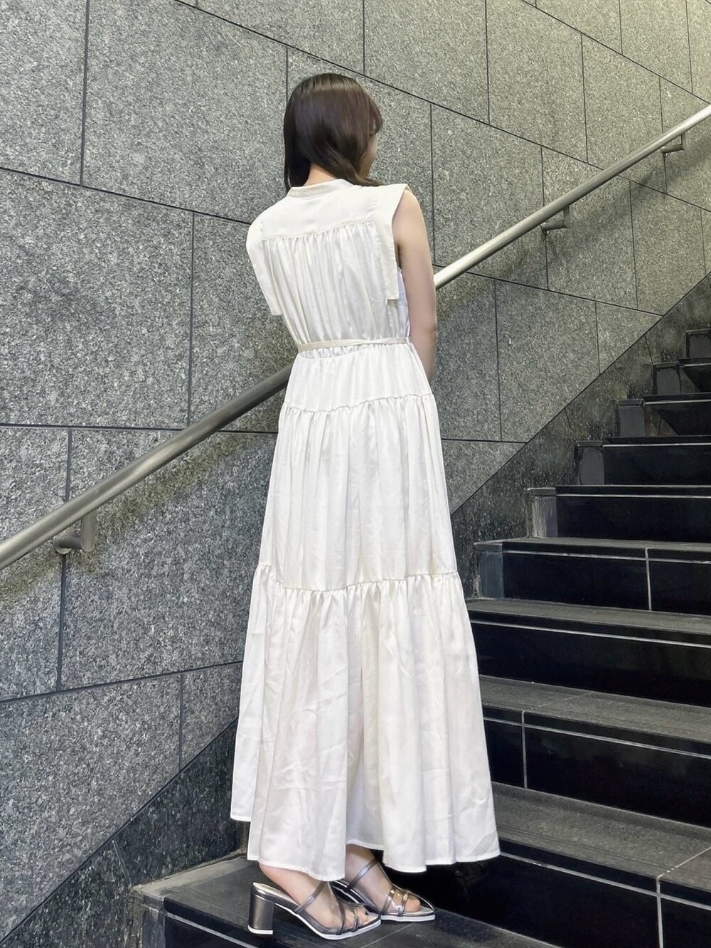 「dazzlin、ダズリン、夏コーデ、低身長コーデ、ラクチンコーデ、デートコーデ、お出かけコーデ、シンプルスタイル、きれいめカジュアル、ワンピース、ロングワンピース、ノースリーブ、メタリック、パンプス、骨格ウェーブ」｜「dazzlinのティアードノースリアソートワンピース（ワンピース、ホワイト系）」を使った、kahoさん（レディース・154cm）の夏コーディネートの5枚目の写真