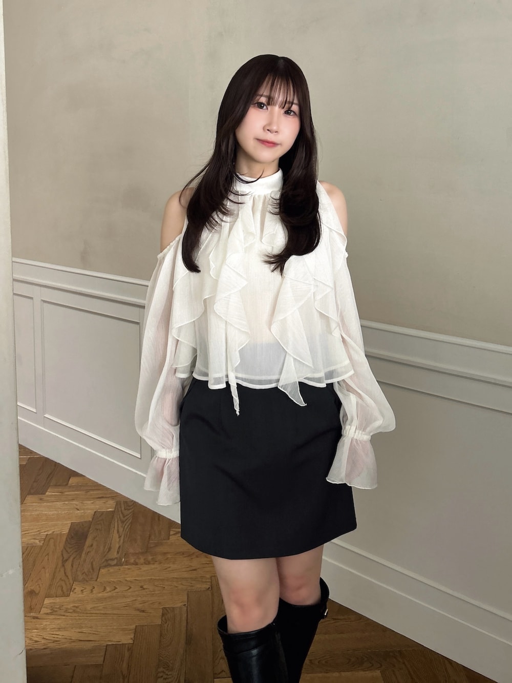 ホワイト系のシャツ/ブラウス、グレー系のスカート、ブラック系のブーツを着用したレディースの夏コーディネートの5枚目の写真