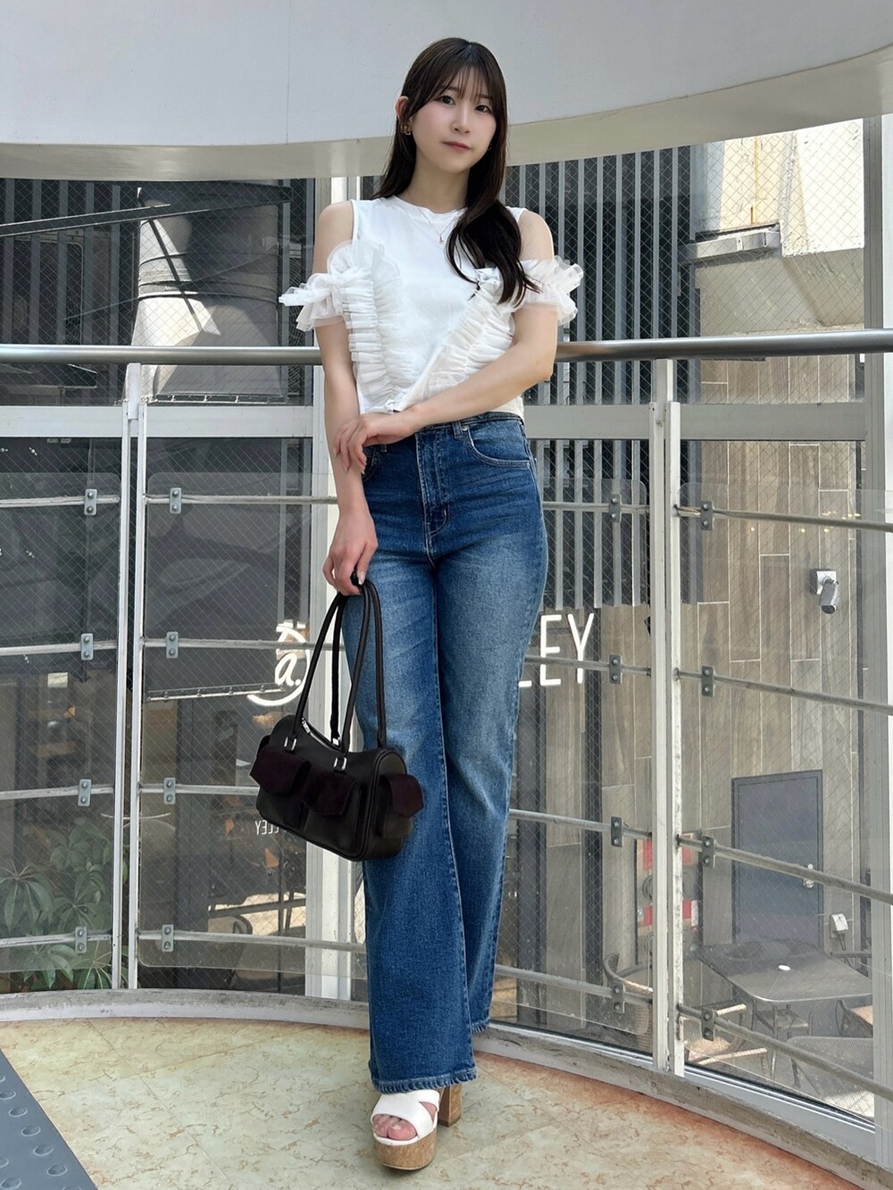 ホワイト系のTシャツ/カットソー、ブルー系のデニムパンツ、ホワイト系のサンダルを着用したレディースの夏コーディネートの3枚目の写真