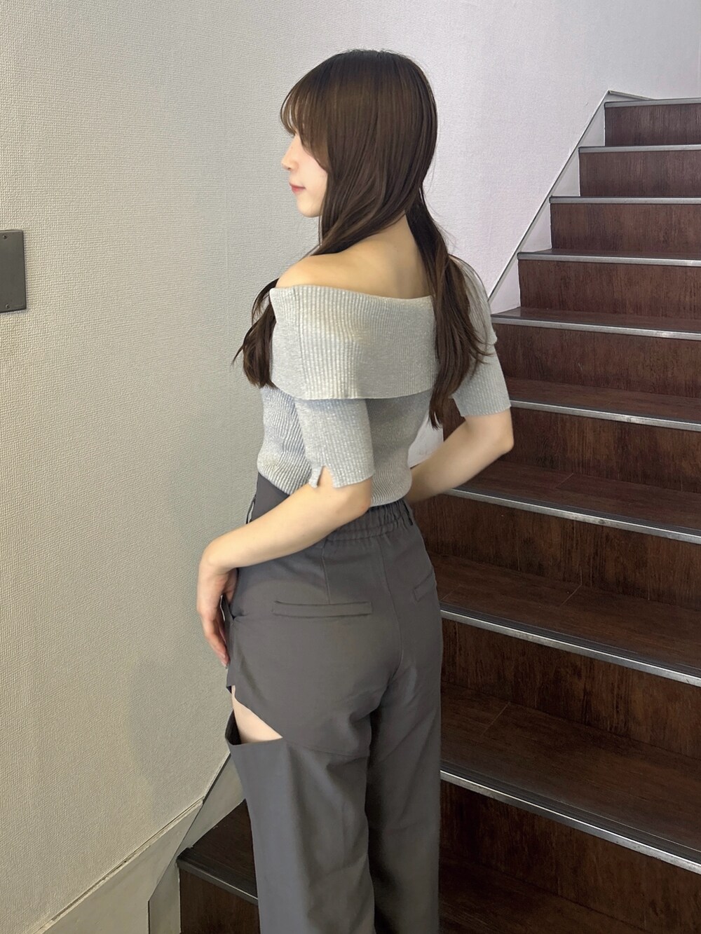 グレー系のニット/セーター、グレー系のその他パンツ、ホワイト系のサンダルを着用したレディースの秋コーディネートの10枚目の写真