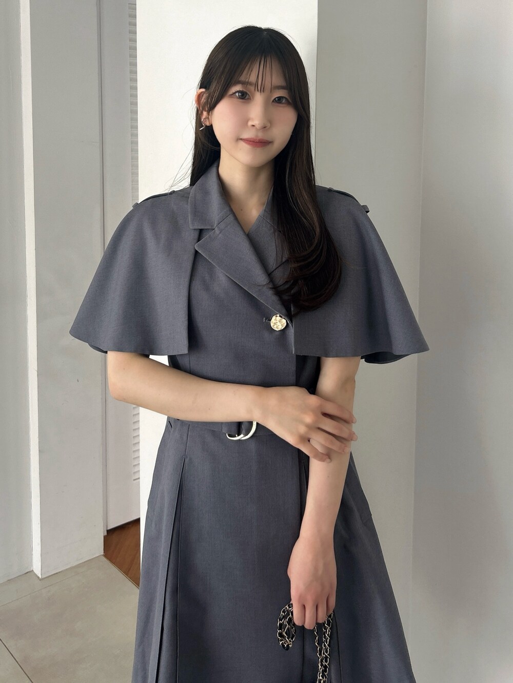 グレー系のワンピースを着用したレディースの秋コーディネートの6枚目の写真