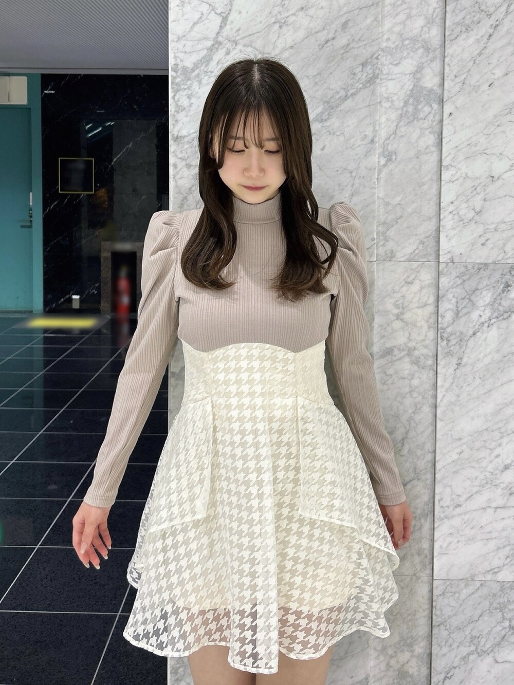 ベージュ系のワンピース、ベージュ系のワンピース、ベージュ系のブーツを着用したレディースの秋コーディネートの7枚目の写真