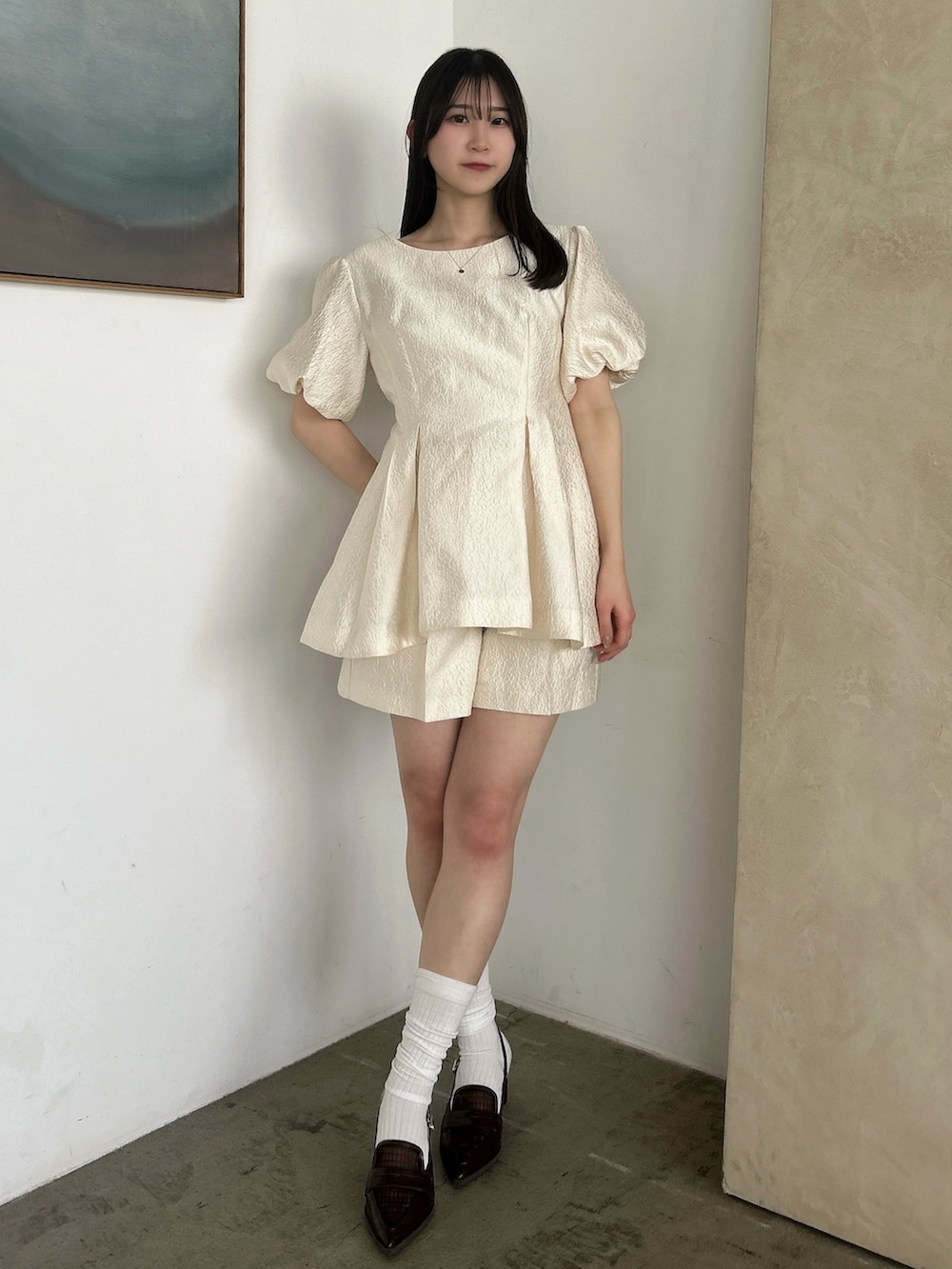 ホワイト系のシャツ/ブラウス、ホワイト系のその他パンツ、ブラウン系のローファーを着用したレディースの春コーディネートの2枚目の写真