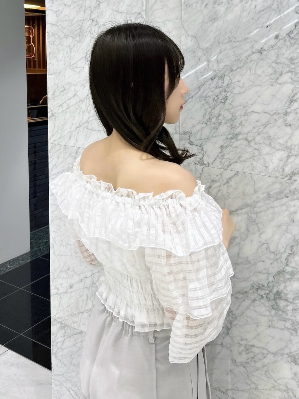 ホワイト系のシャツ/ブラウス、グレー系のカーゴパンツ、シルバー系のパンプスを着用したレディースの夏コーディネートの9枚目の写真