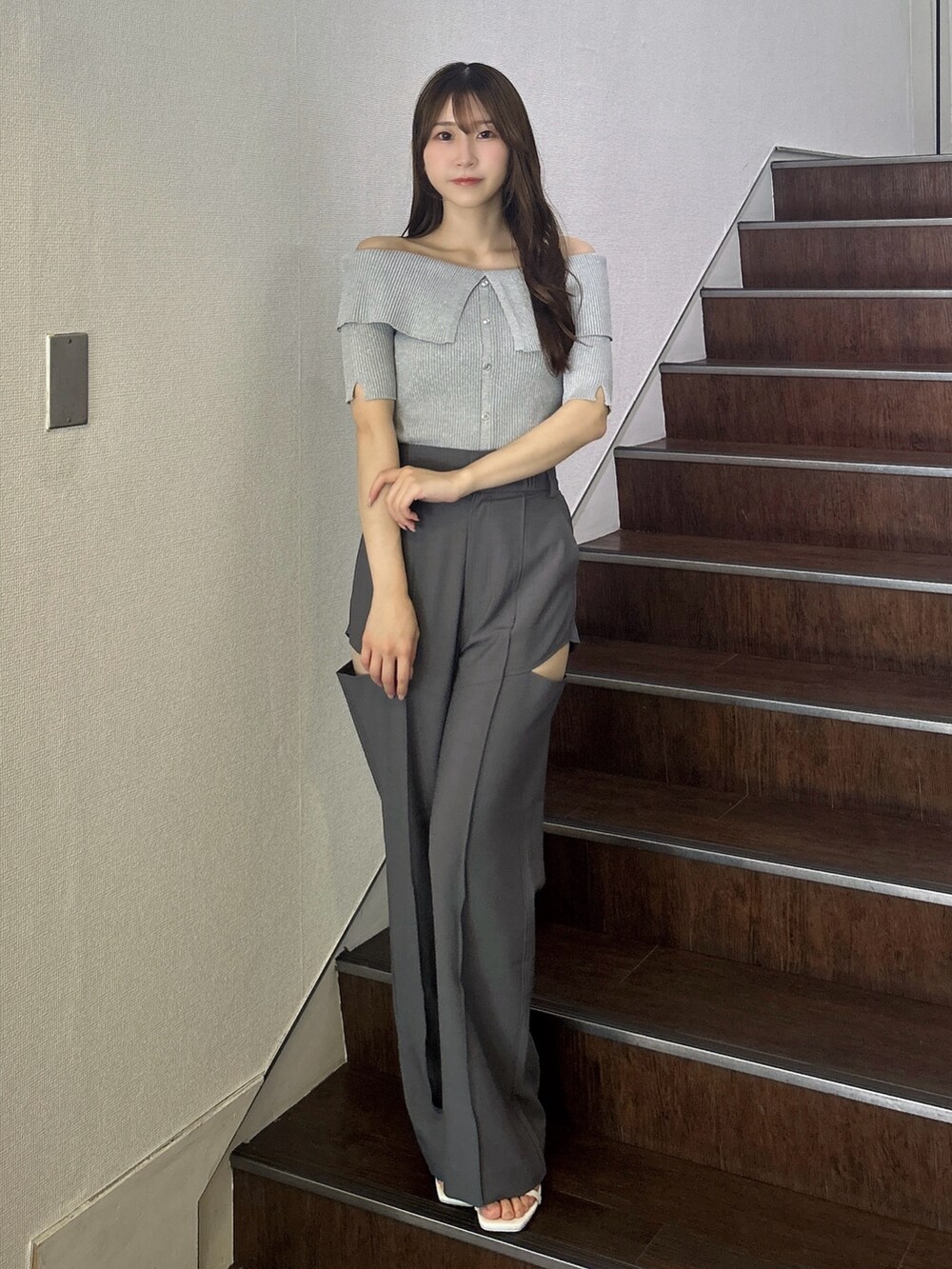 グレー系のニット/セーター、グレー系のその他パンツ、ホワイト系のサンダルを着用したレディースの秋コーディネートの3枚目の写真