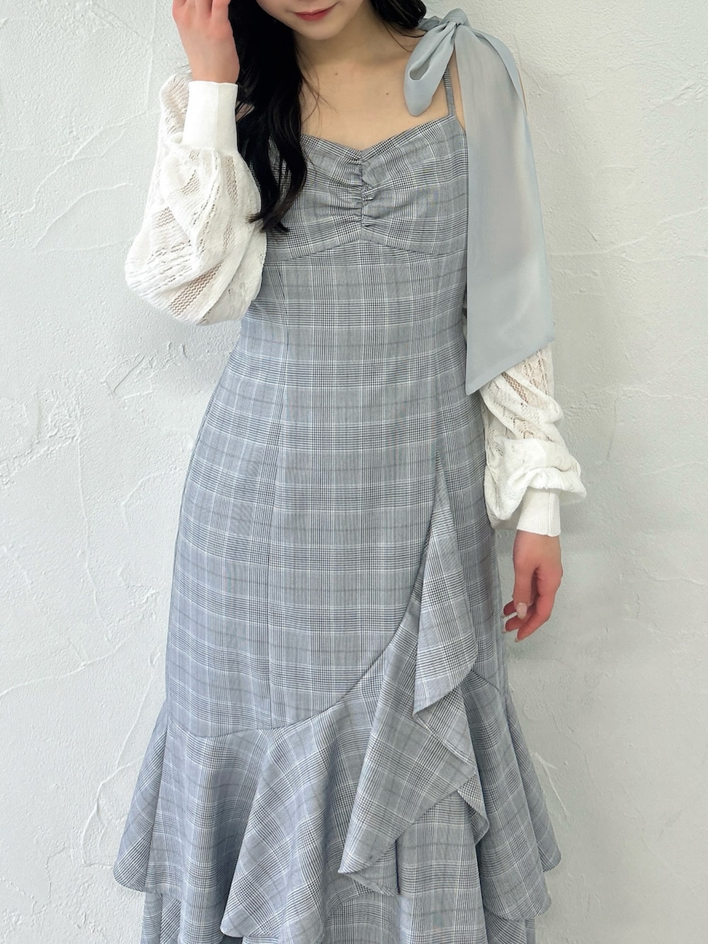 その他のカーディガン/ボレロ、その他のワンピースを着用したレディースの春コーディネートの8枚目の写真