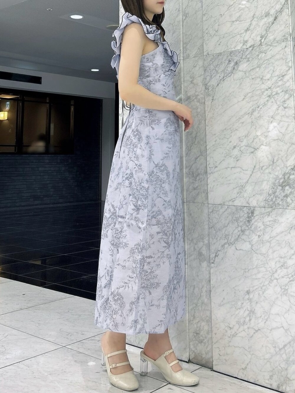 ホワイト系のパンプス、ブルー系のワンピースを着用したレディースの夏コーディネートの4枚目の写真