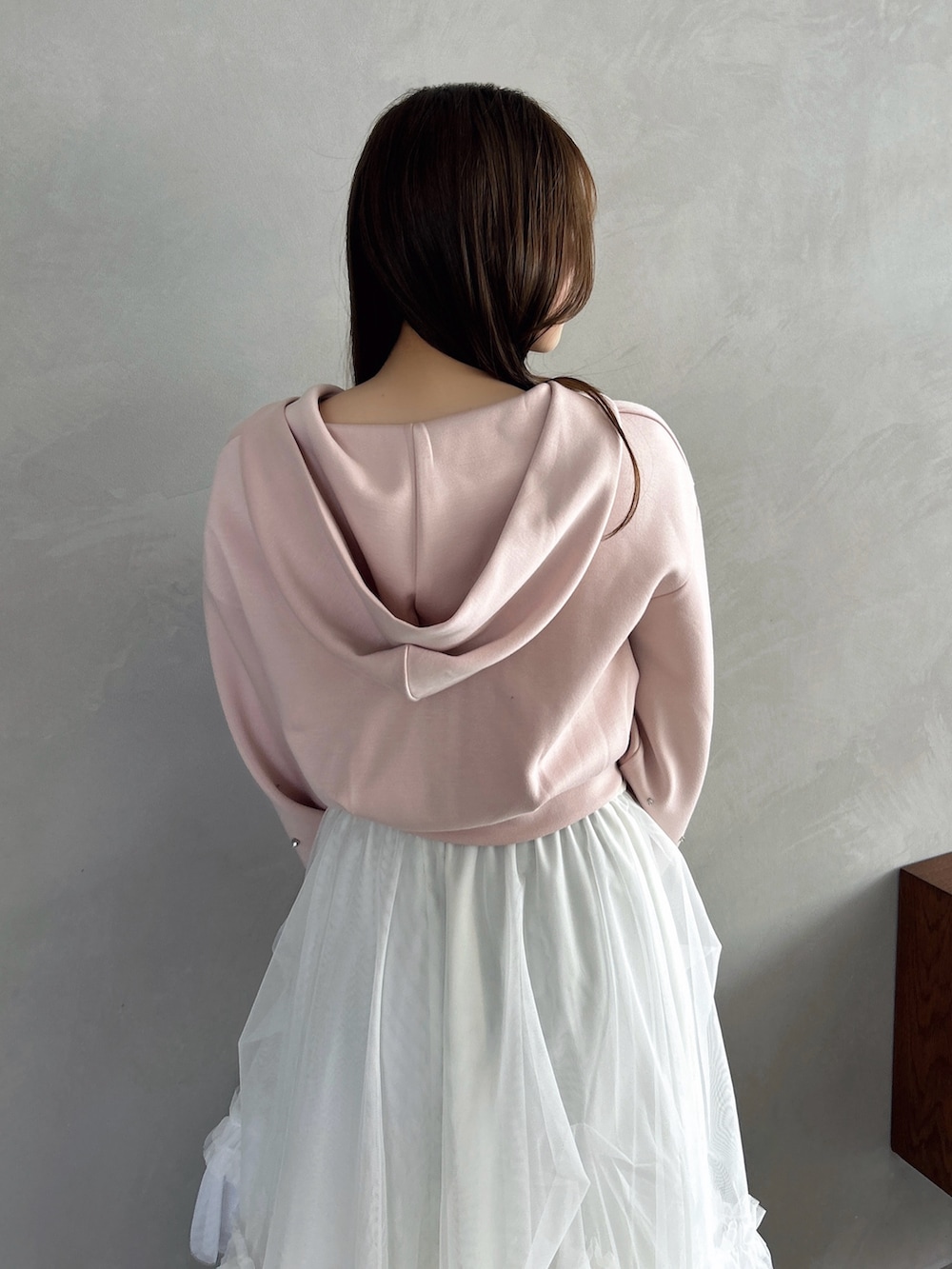 ホワイト系のスカート、ホワイト系のパンプス、ピンク系のTシャツ/カットソーを着用したレディースの春コーディネートの10枚目の写真