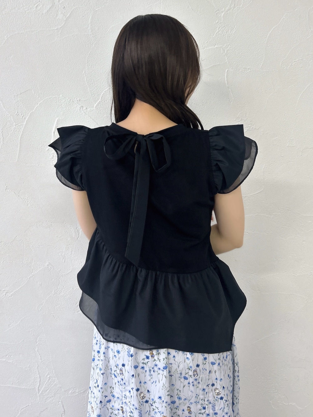 ブラック系のTシャツ/カットソー、ブルー系のスカート、ブラック系のサンダルを着用したレディースの春コーディネートの9枚目の写真