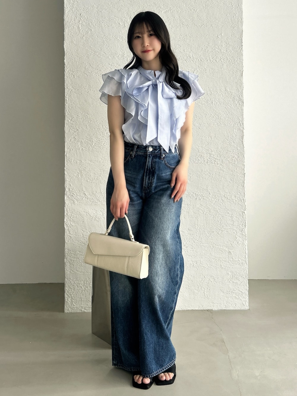 ブルー系のシャツ/ブラウス、ブルー系のデニムパンツを着用したレディースの春コーディネートの2枚目の写真