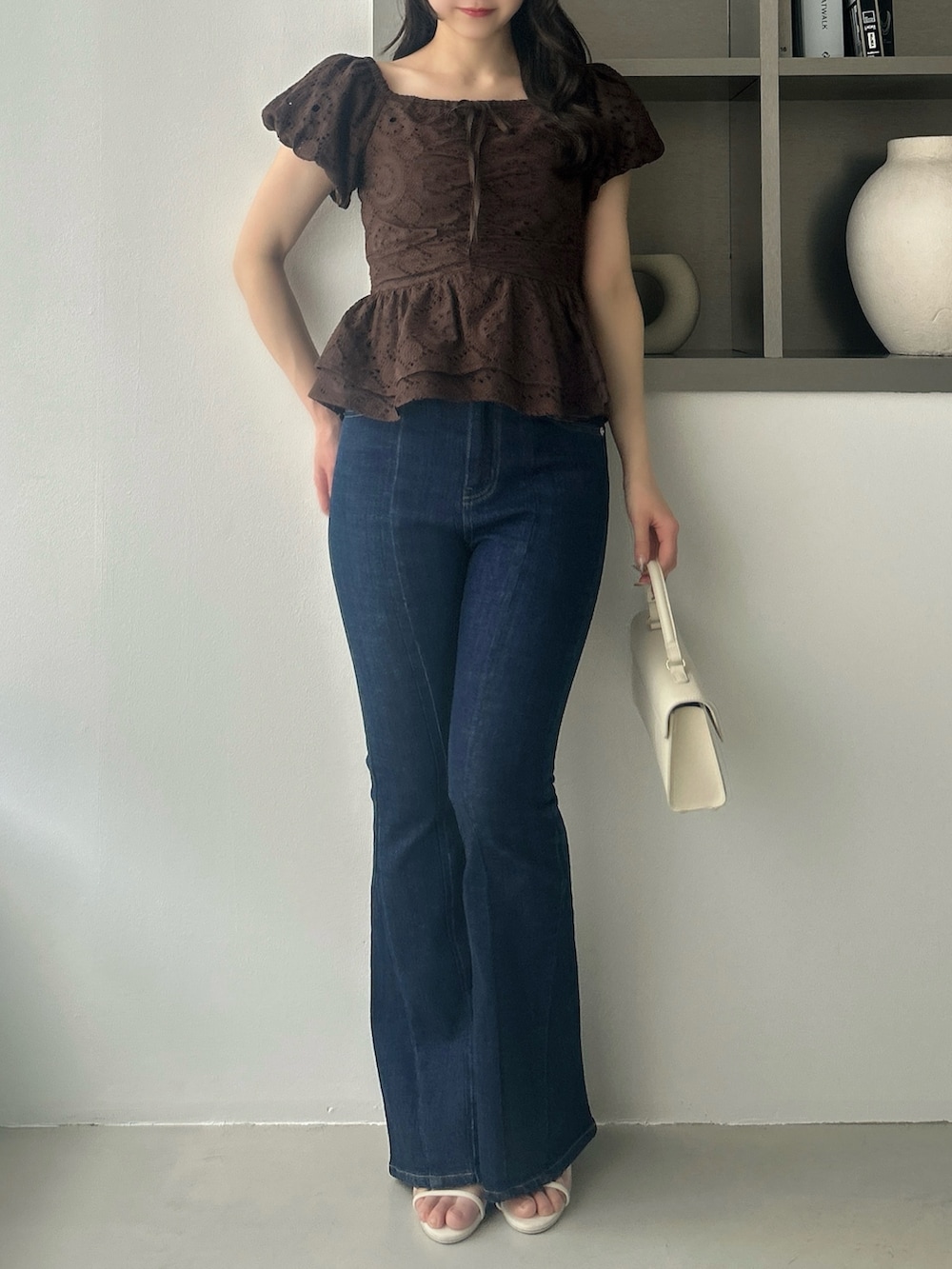 ブラウン系のシャツ/ブラウス、ブルー系のデニムパンツ、ホワイト系のサンダルを着用したレディースの春コーディネートの3枚目の写真