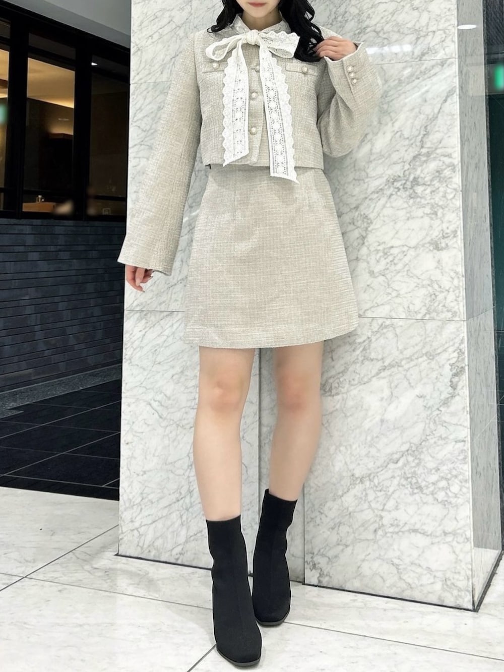 その他のブーツ、グレー系のスカート、グレー系のノーカラージャケットを着用したレディースの秋コーディネートの3枚目の写真