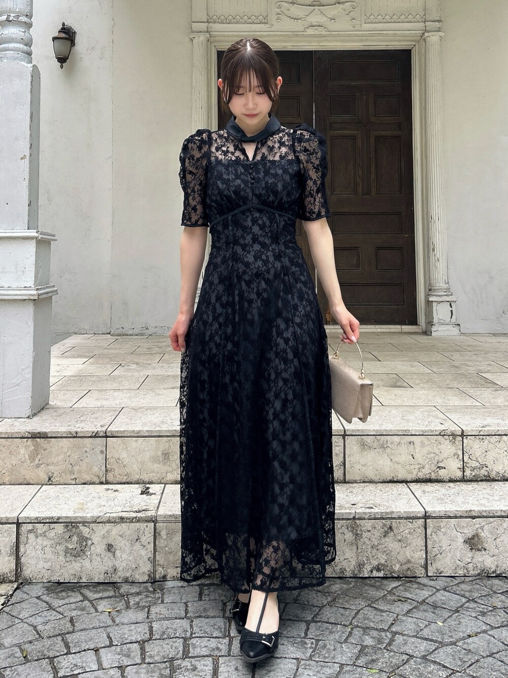 ブラック系のドレスを着用したレディースの夏コーディネートの3枚目の写真
