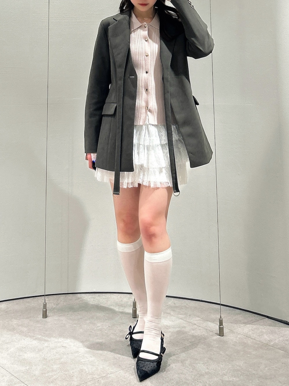 ホワイト系のその他パンツ、ブラック系のパンプス、ブラウン系のテーラードジャケットを着用したレディースの春コーディネートの4枚目の写真