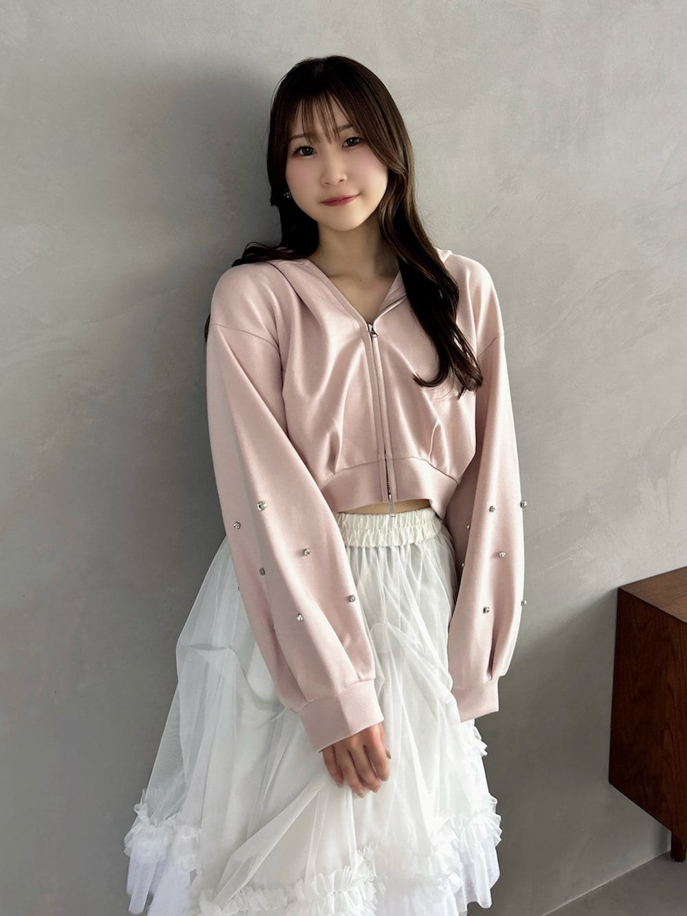 ホワイト系のスカート、ホワイト系のパンプス、ピンク系のTシャツ/カットソーを着用したレディースの春コーディネートの7枚目の写真