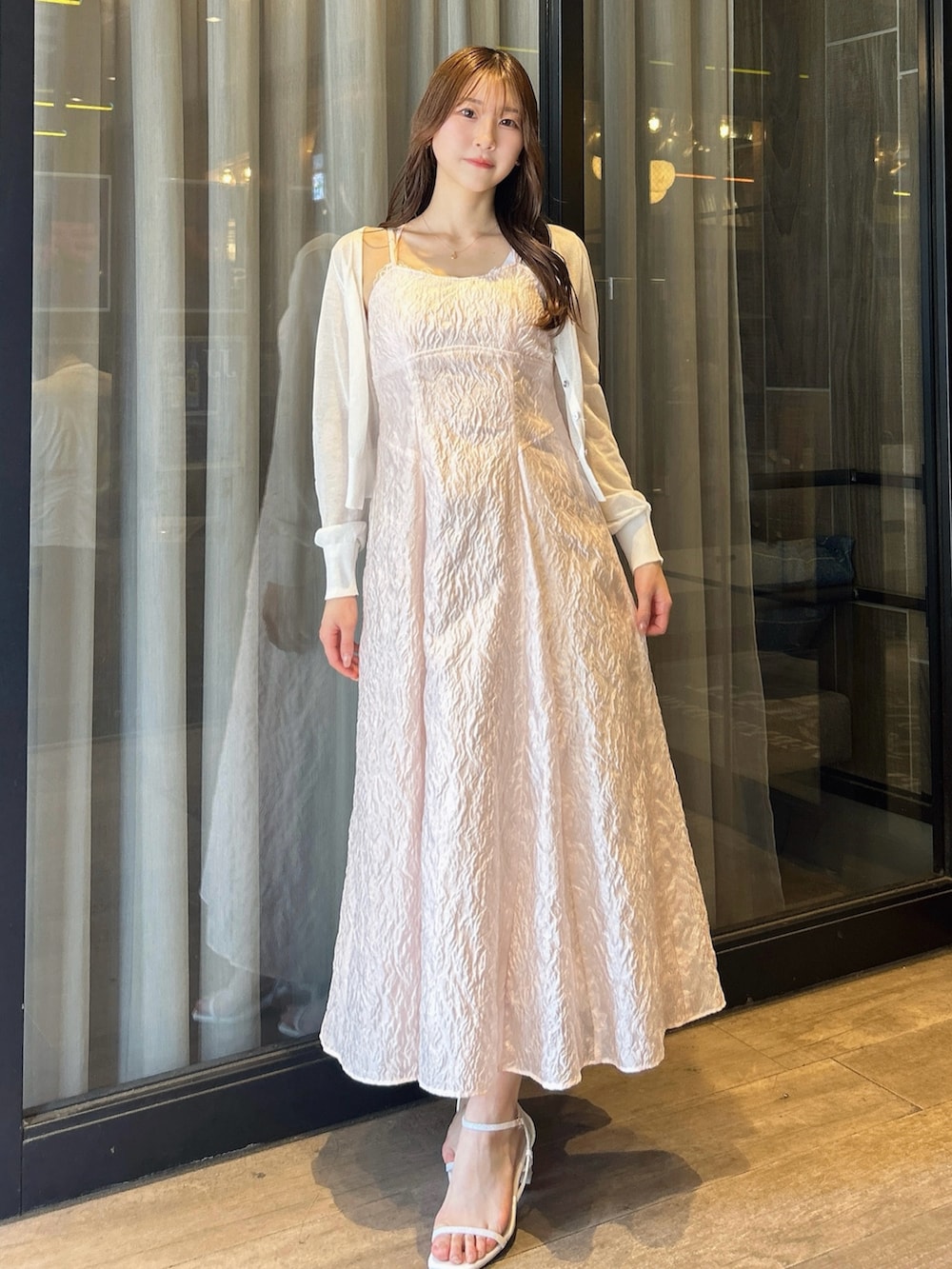 ホワイト系のカーディガン/ボレロ、ホワイト系のTシャツ/カットソー、ピンク系のワンピースを着用したレディースの夏コーディネートの2枚目の写真