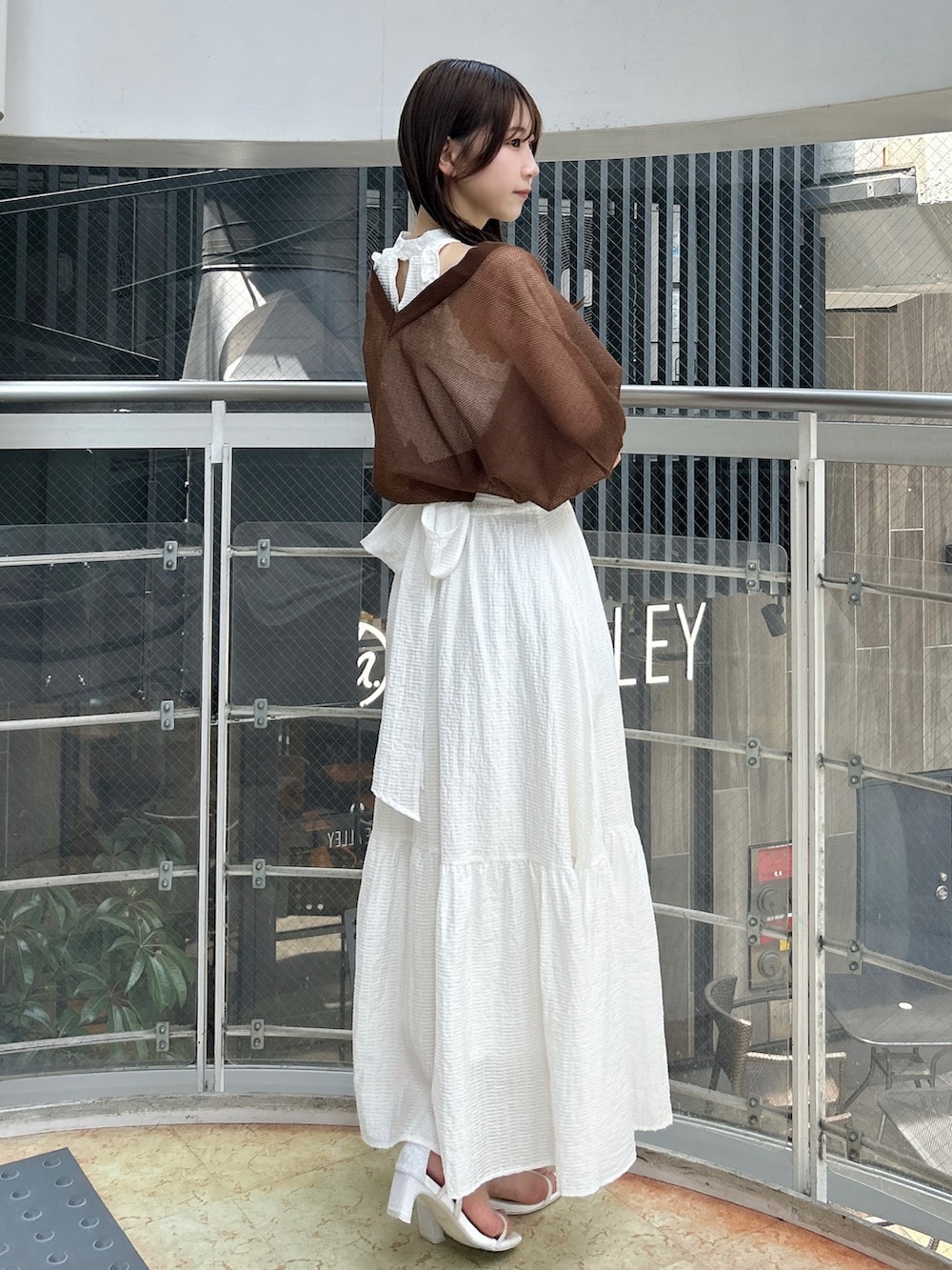 ブラウン系のカーディガン/ボレロ、ホワイト系のワンピース、ホワイト系のワンピースを着用したレディースの夏コーディネートの5枚目の写真