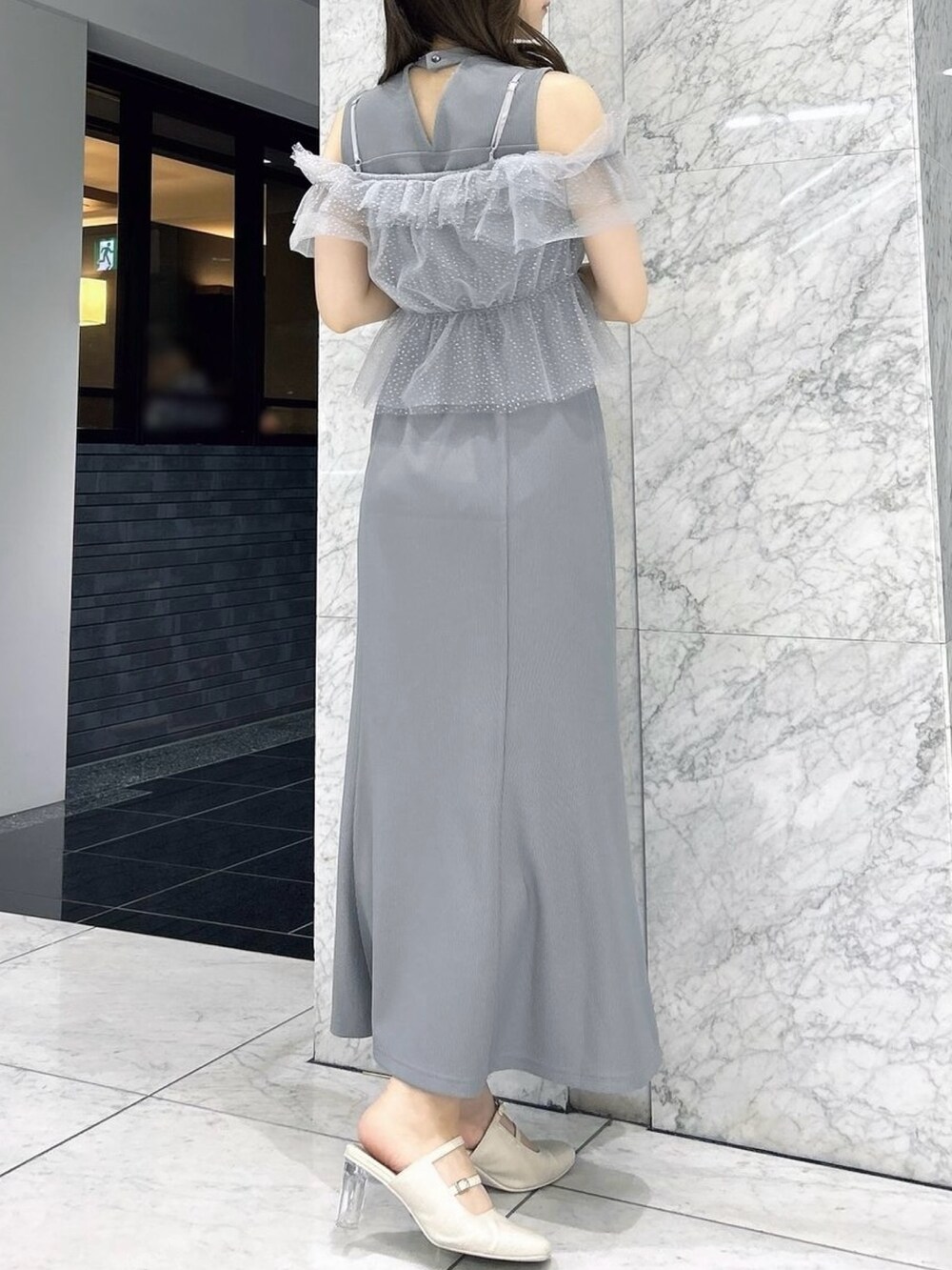 グレー系のワンピース、ホワイト系のパンプスを着用したレディースの夏コーディネートの4枚目の写真