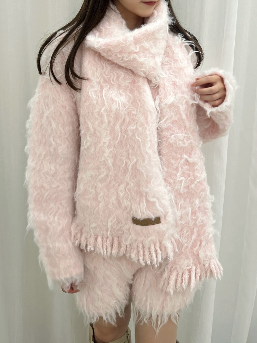 ピンク系のニット/セーター、ピンク系のその他パンツ、ピンク系のマフラーを着用したレディースの秋コーディネートの3枚目の写真