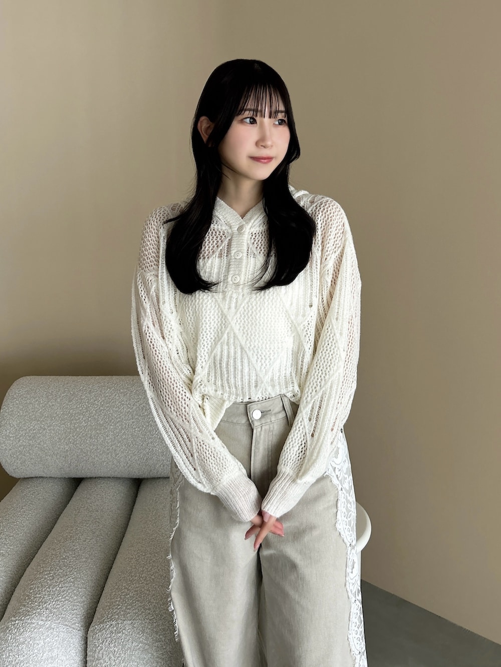 ホワイト系のニット/セーター、ホワイト系のその他シューズ、ブラウン系のハンドバッグを着用したレディースの秋コーディネートの6枚目の写真
