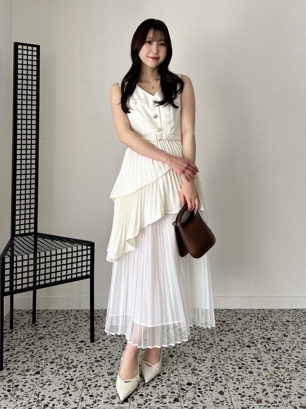 ホワイト系のワンピースを着用したレディースの春コーディネートの4枚目の写真