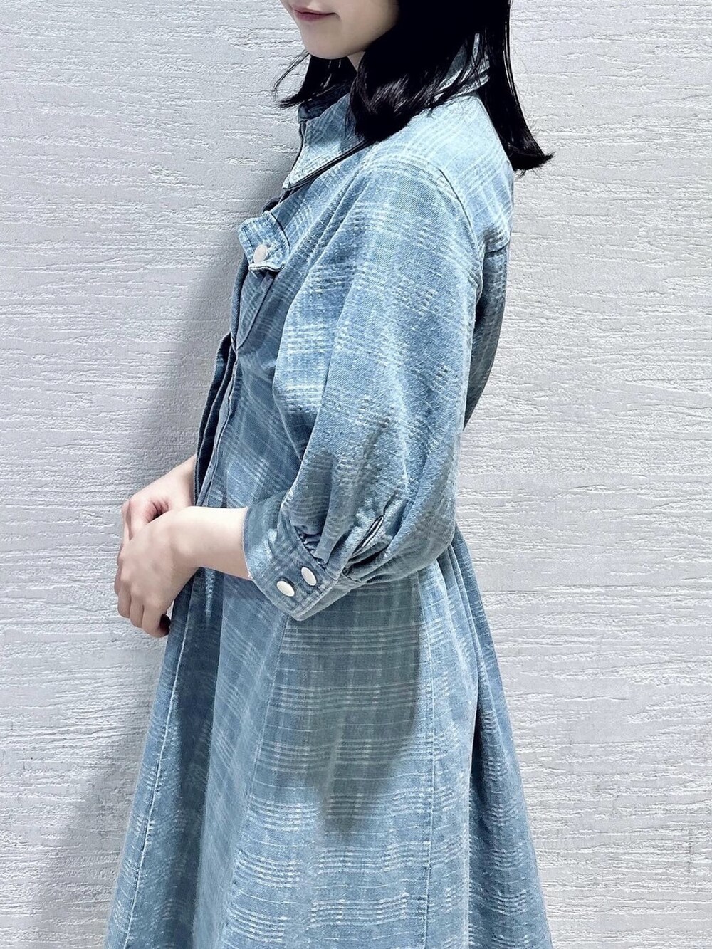 ブルー系のワンピース、ホワイト系のブーツを着用したレディースの冬コーディネートの7枚目の写真