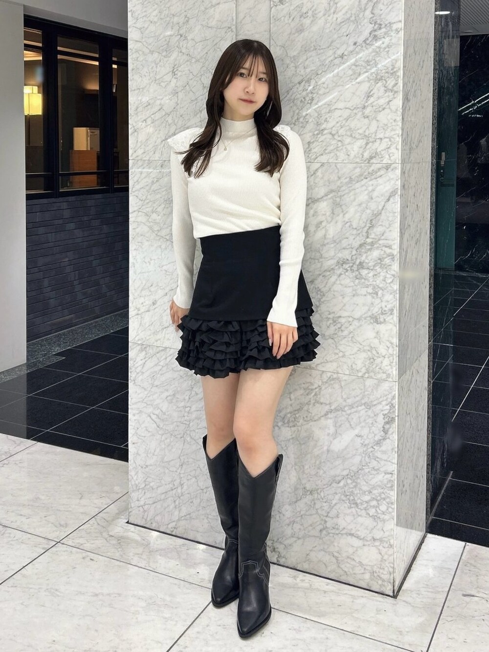 その他のブーツ、ブラック系のその他パンツ、ホワイト系のニット/セーターを着用したレディースの秋コーディネートの2枚目の写真