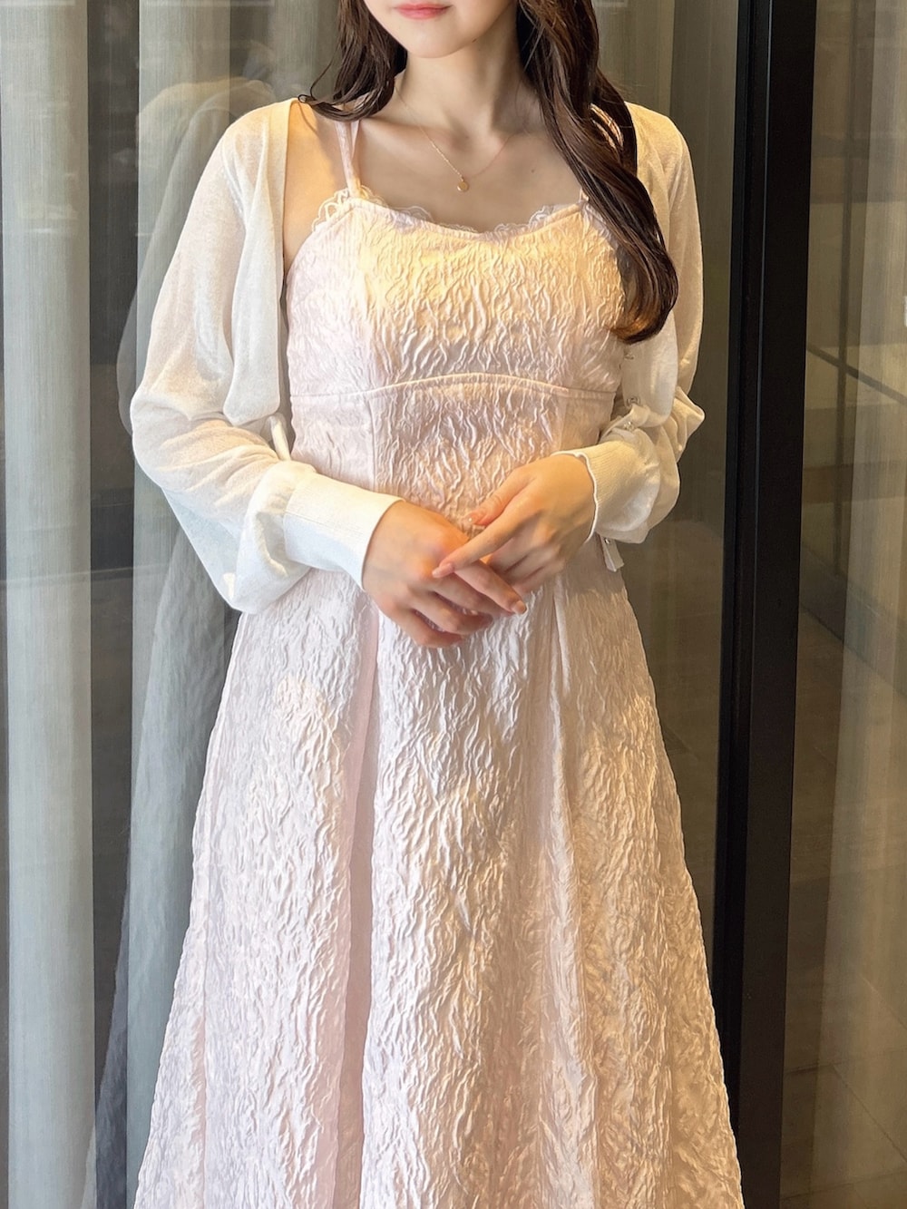 ホワイト系のカーディガン/ボレロ、ホワイト系のTシャツ/カットソー、ピンク系のワンピースを着用したレディースの夏コーディネートの7枚目の写真