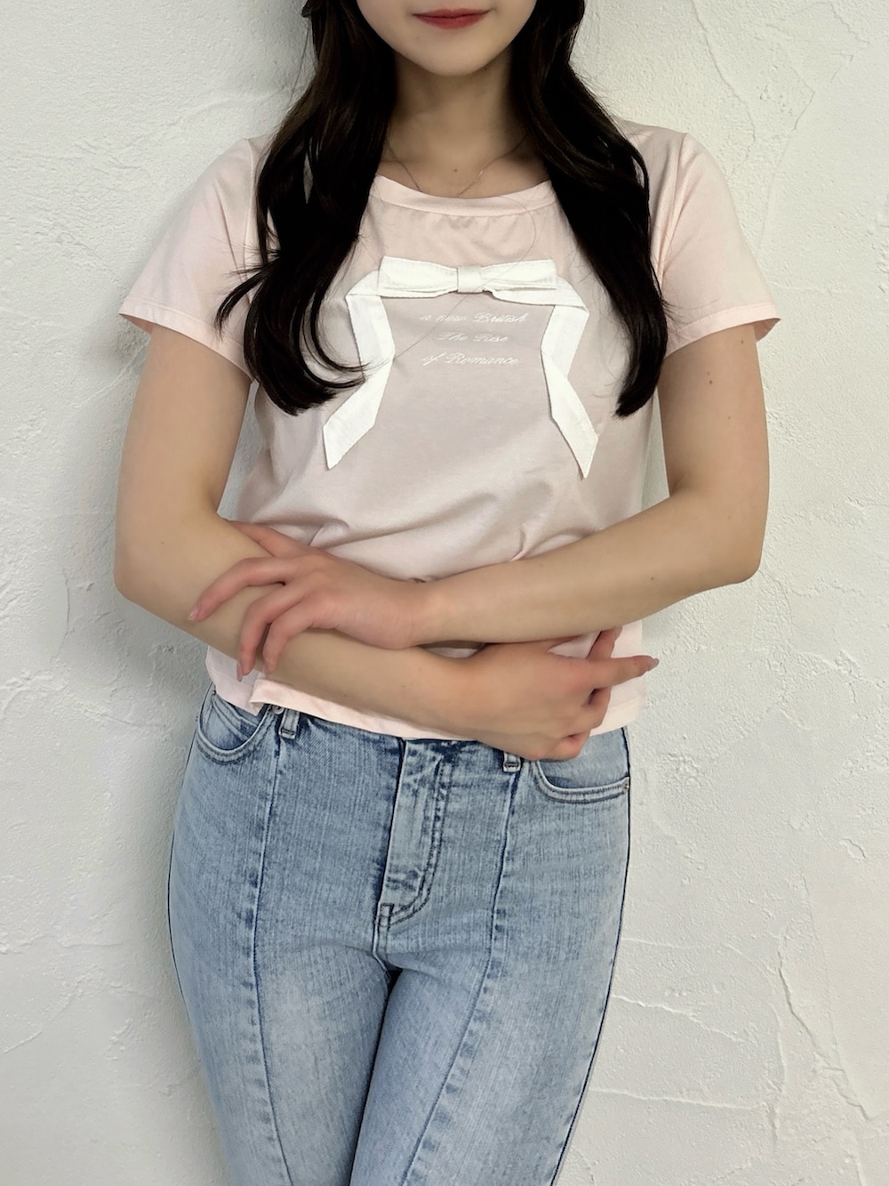 ピンク系のTシャツ/カットソー、ブルー系のデニムパンツ、ホワイト系のサンダルを着用したレディースの夏コーディネートの7枚目の写真