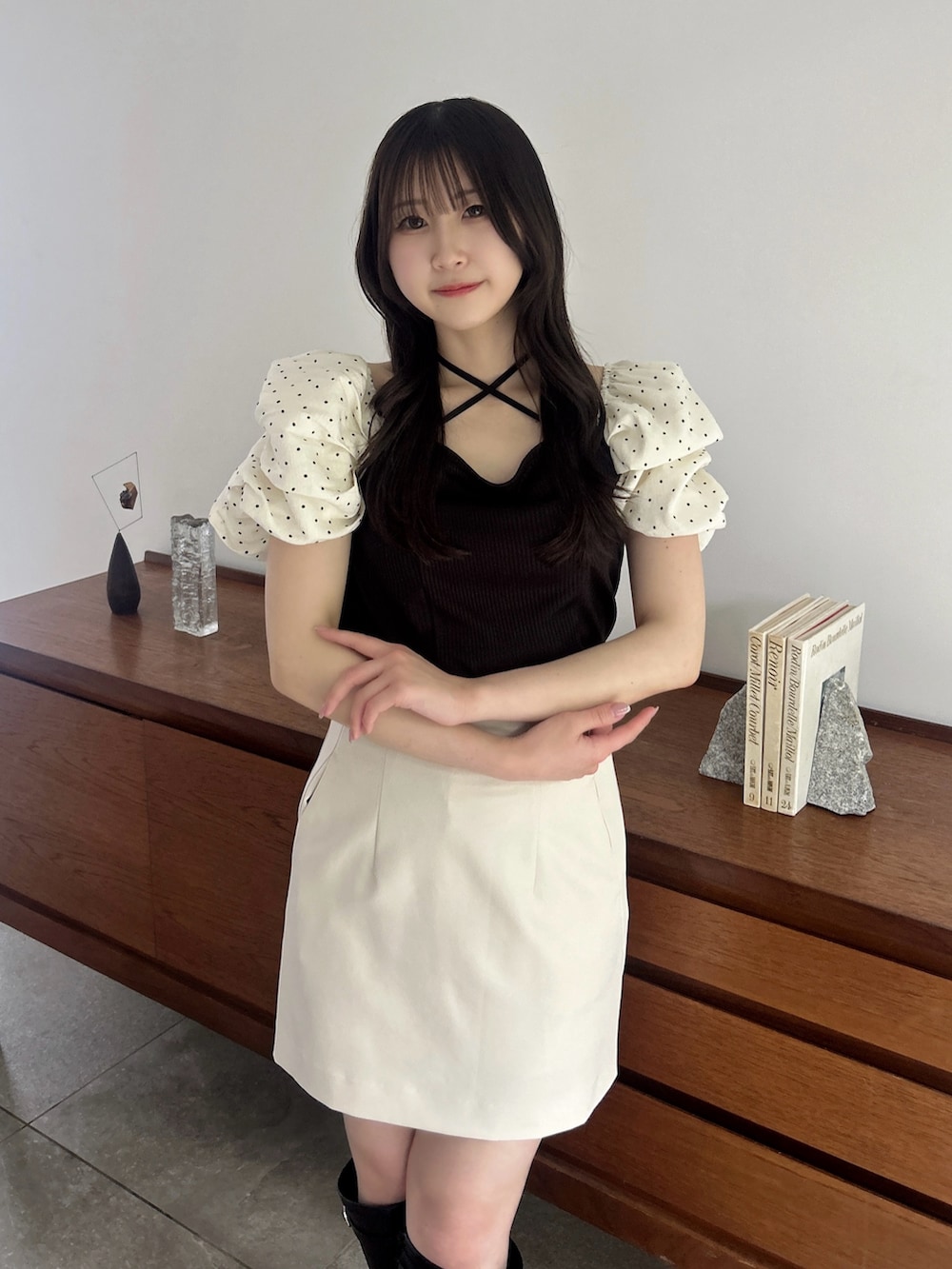 ホワイト系のスカート、ブラック系のブーツを着用したレディースの夏コーディネートの5枚目の写真