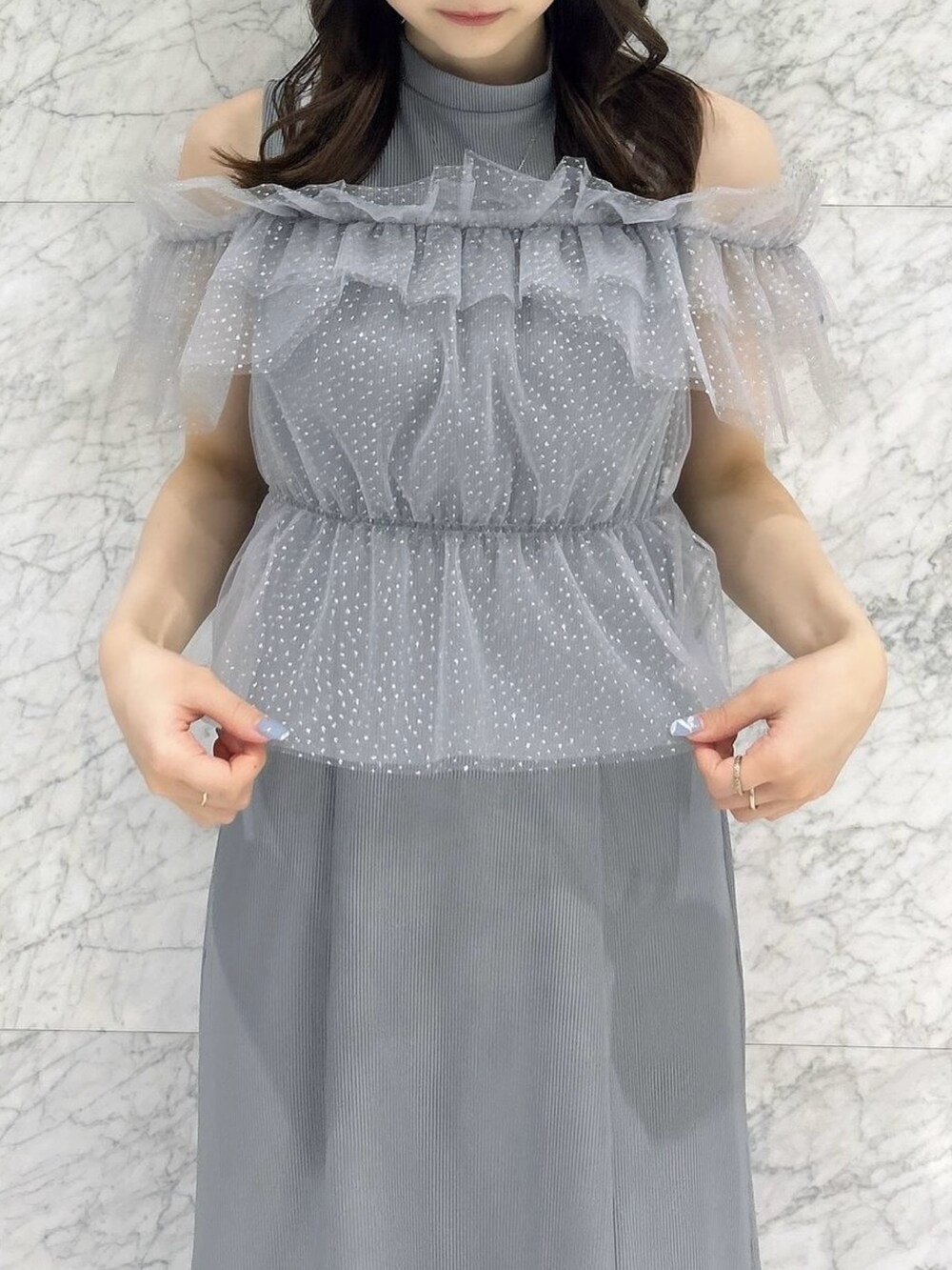 グレー系のワンピース、ホワイト系のパンプスを着用したレディースの夏コーディネートの7枚目の写真