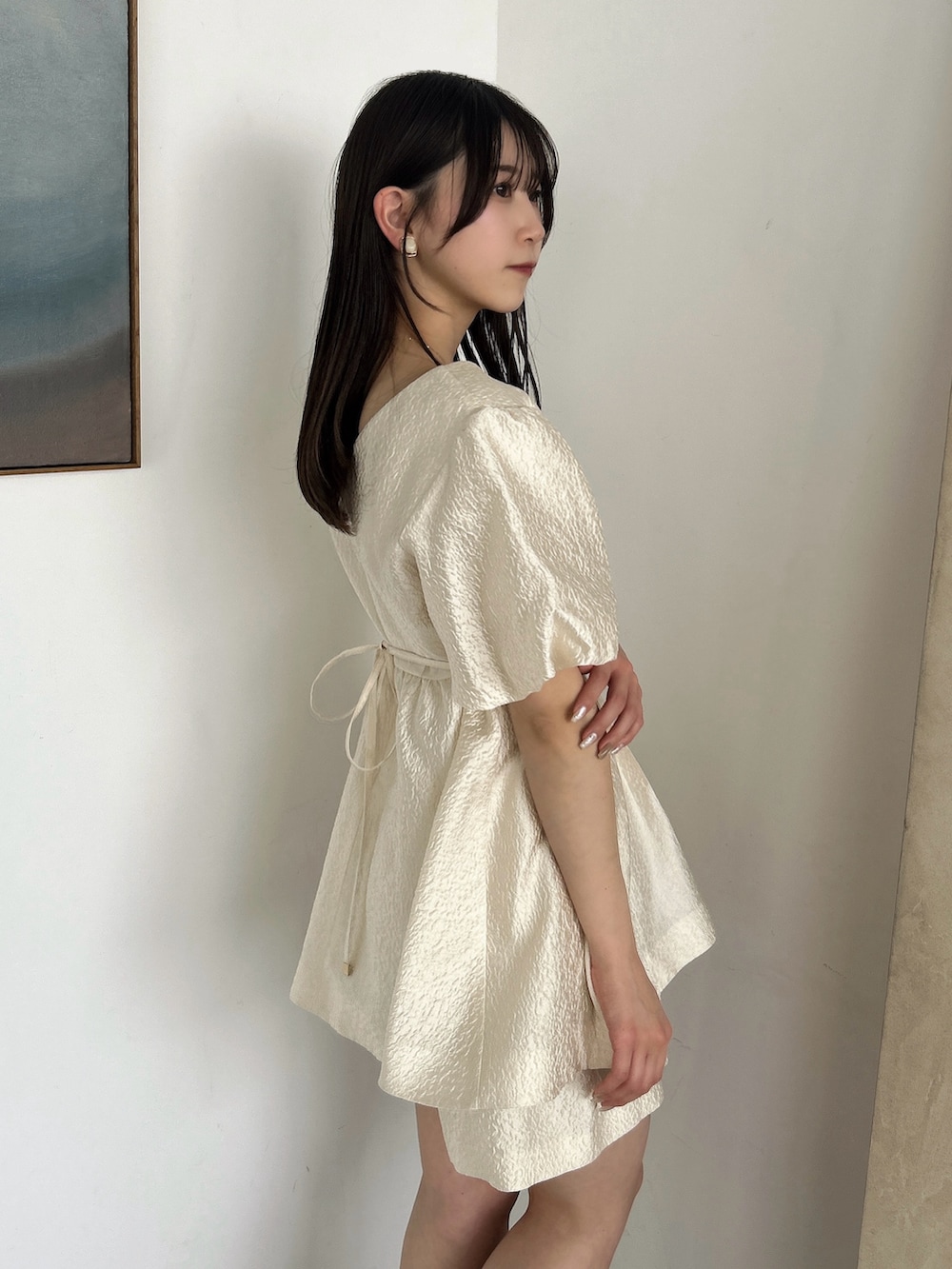 ホワイト系のシャツ/ブラウス、ホワイト系のその他パンツ、ブラウン系のローファーを着用したレディースの春コーディネートの9枚目の写真