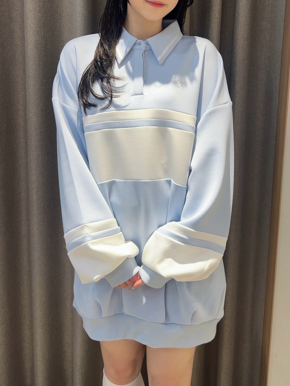 ブルー系のスウェットを着用したレディースの冬コーディネートの6枚目の写真