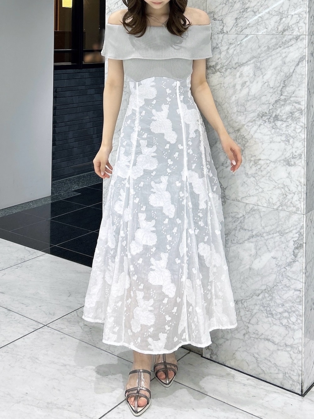 グレー系のワンピース、シルバー系のパンプスを着用したレディースの夏コーディネートの3枚目の写真