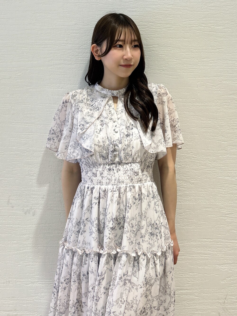 ピンク系のワンピース、ピンク系のワンピース、ホワイト系のサンダルを着用したレディースの夏コーディネートの7枚目の写真