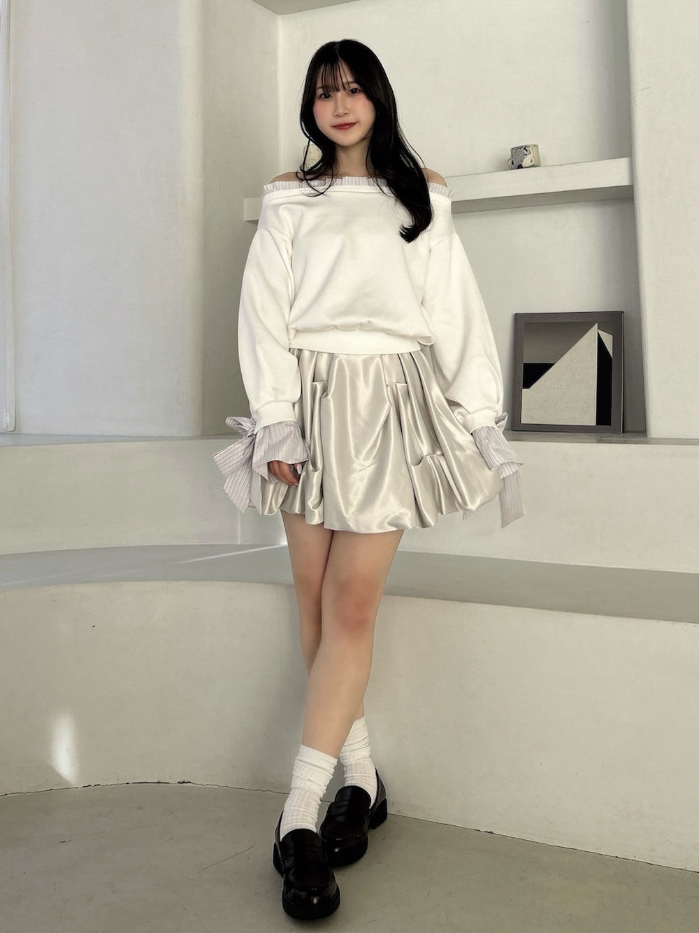 ホワイト系のTシャツ/カットソー、ホワイト系のスカートを着用したレディースの春コーディネートの2枚目の写真