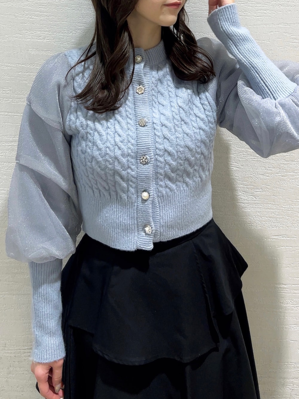 ブルー系のカーディガン/ボレロ、ブラック系のスカート、ブラック系のブーツを着用したレディースの冬コーディネートの7枚目の写真