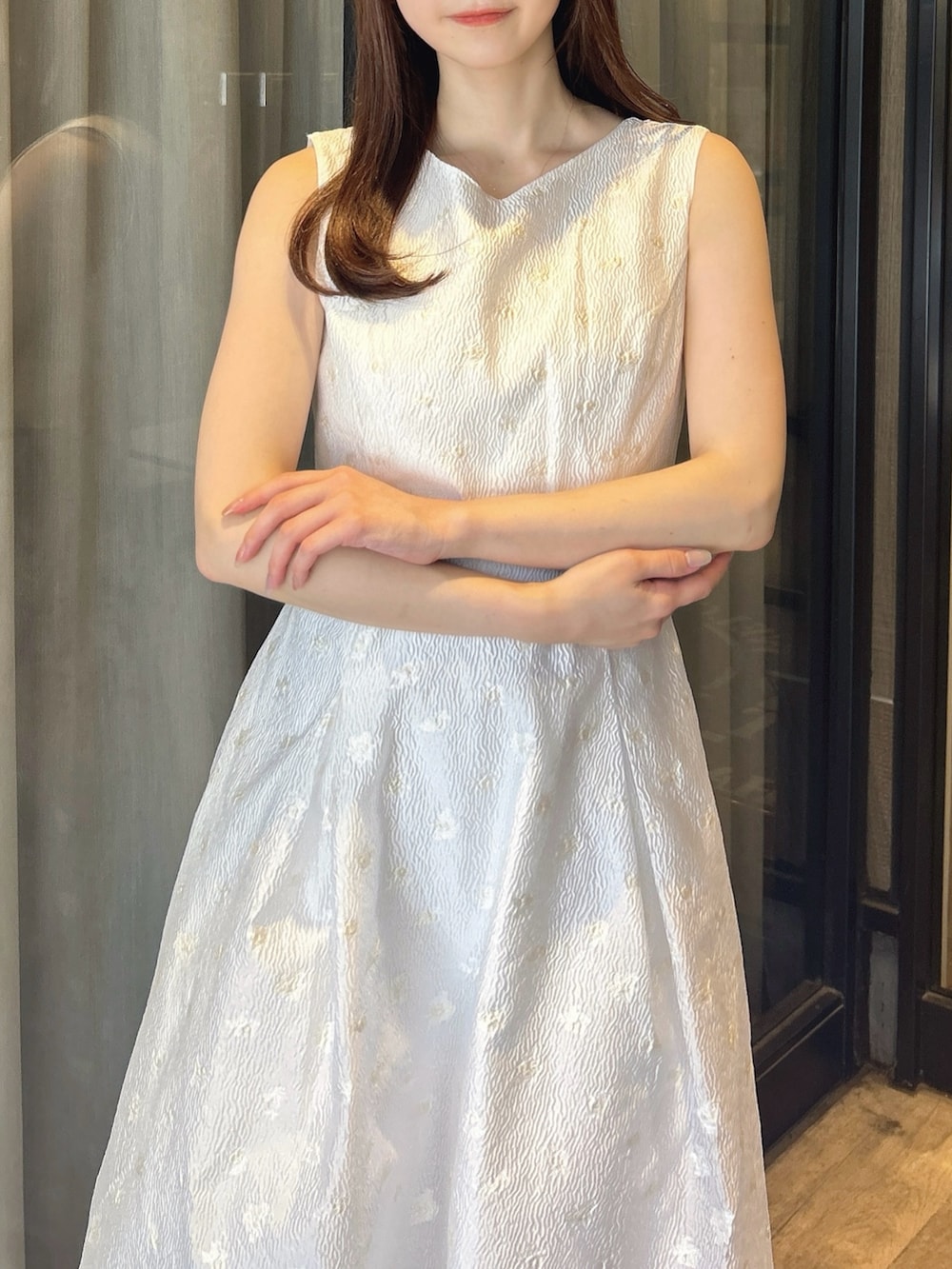 ホワイト系のワンピース、ホワイト系のサンダルを着用したレディースの秋コーディネートの8枚目の写真