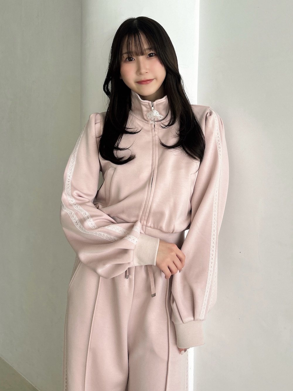 ピンク系のスウェット、ピンク系のスウェットパンツを着用したレディースの冬コーディネートの8枚目の写真