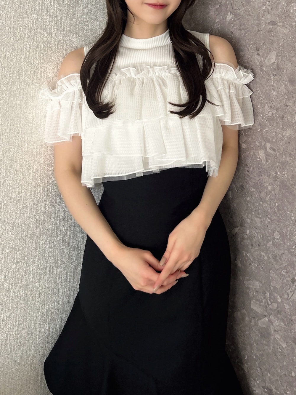 ホワイト系のTシャツ/カットソー、ブラック系のスカート、ホワイト系のサンダルを着用したレディースの春コーディネートの6枚目の写真