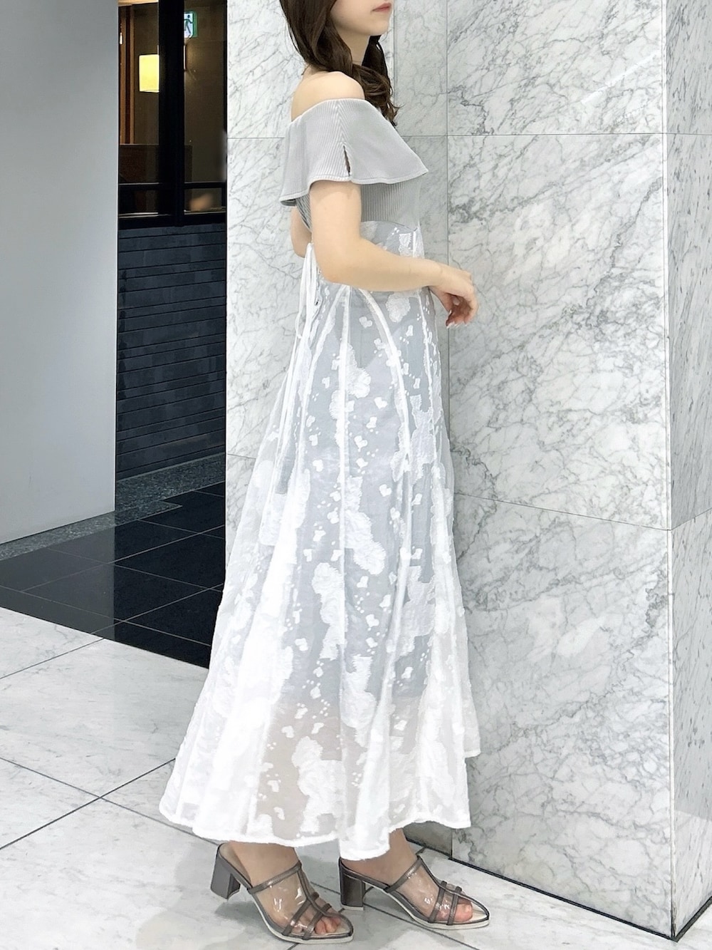 グレー系のワンピース、シルバー系のパンプスを着用したレディースの夏コーディネートの4枚目の写真