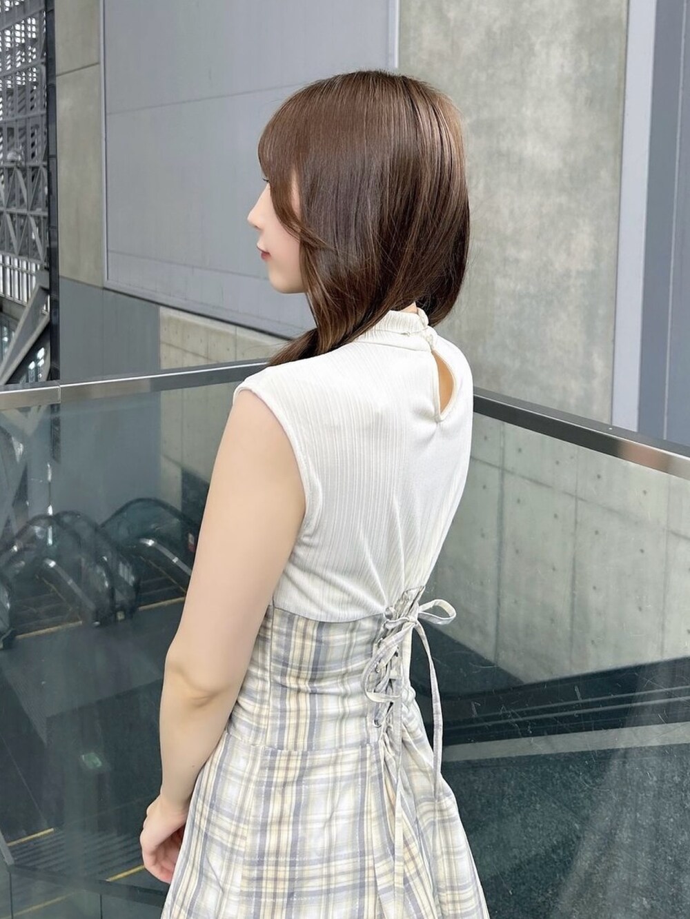 ホワイト系のパンプス、ホワイト系のワンピースを着用したレディースの夏コーディネートの9枚目の写真