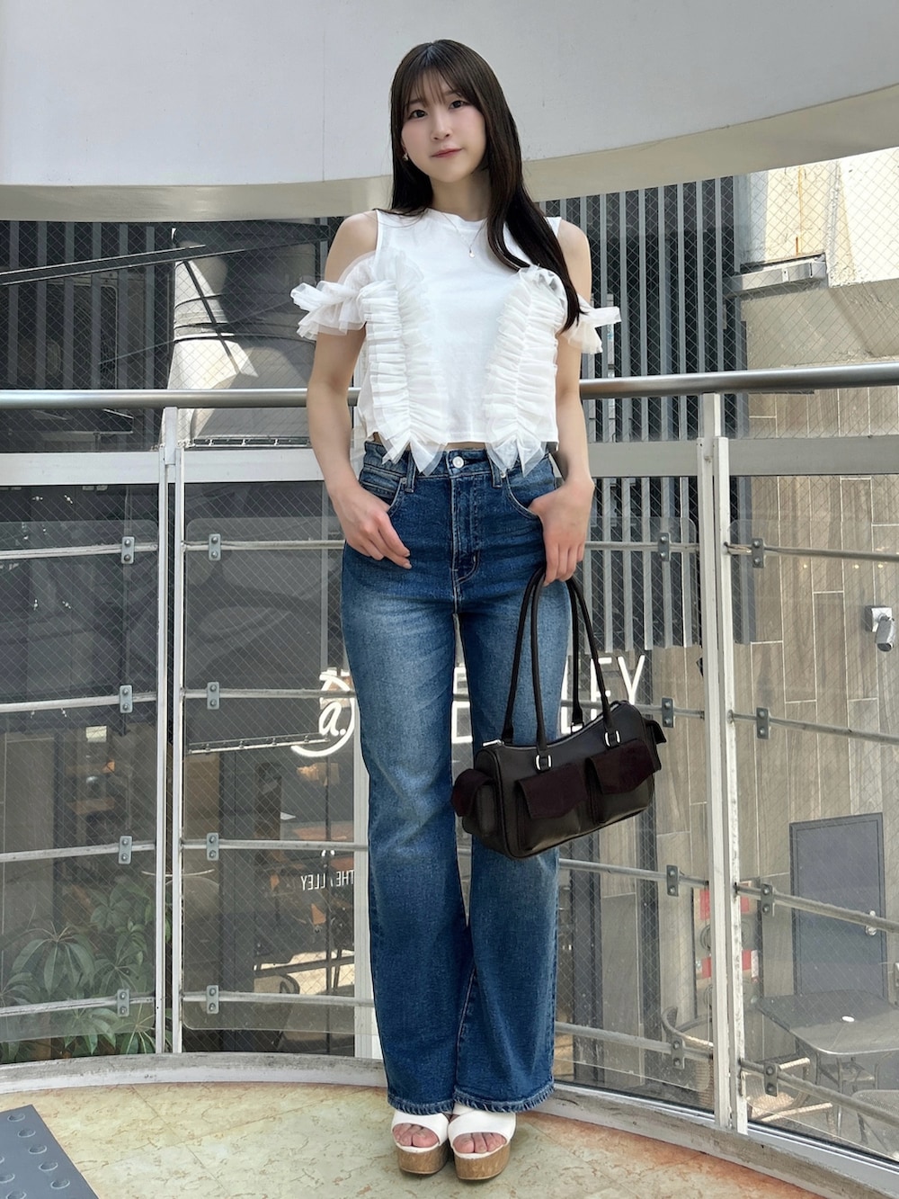 ホワイト系のTシャツ/カットソー、ブルー系のデニムパンツ、ホワイト系のサンダルを着用したレディースの夏コーディネートの4枚目の写真