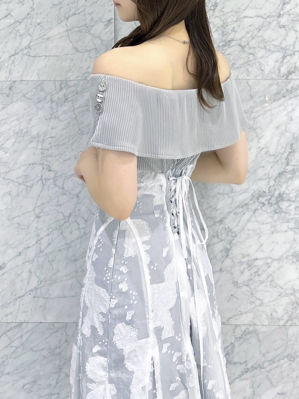 グレー系のワンピース、シルバー系のパンプスを着用したレディースの夏コーディネートの8枚目の写真