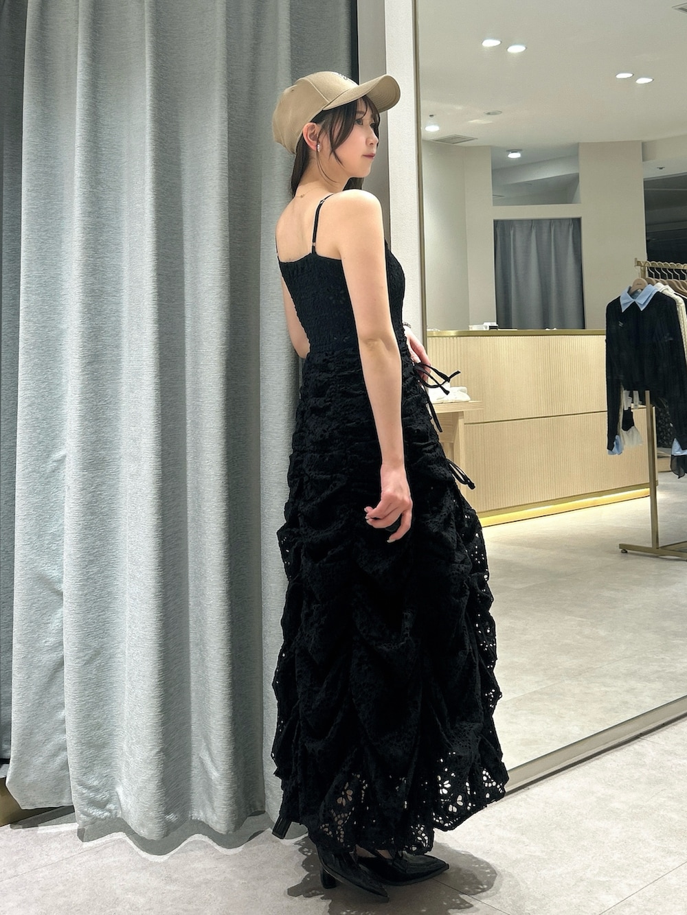 ブラック系のワンピース、ブラック系のローファー、ベージュ系のキャップを着用したレディースの春コーディネートの2枚目の写真