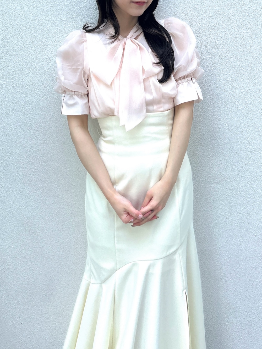 ピンク系のシャツ/ブラウス、ホワイト系のスカート、ホワイト系のサンダルを着用したレディースの春コーディネートの6枚目の写真